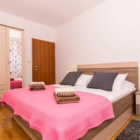 In Okrug Gornji With Terrace, Air Conditioning, Wifi, Washing Machine 5157-1 * 트로기르